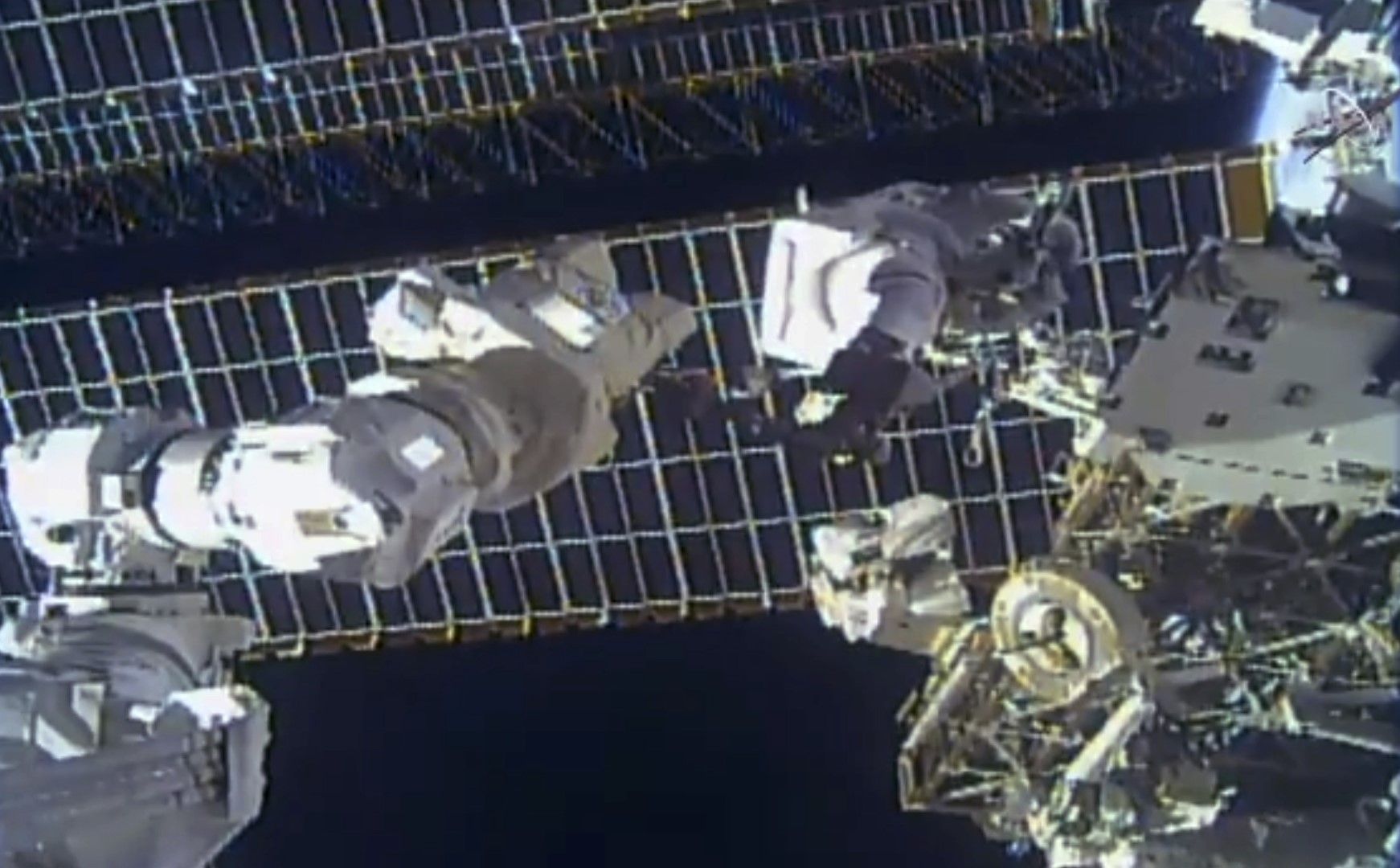 Снимката, предоставена от НАСА, показва астронавта Том Маршбърн как заменя счупена антена извън Международната космическа станция в четвъртък, 2 декември 2021 г. 
