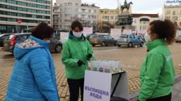 Три протеста пред парламента, посрещнаха новите депутати с въглищна вода