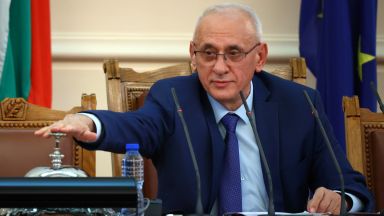 73-годишният д-р Силви Кирилов от ИТН отново удря звънеца на парламента