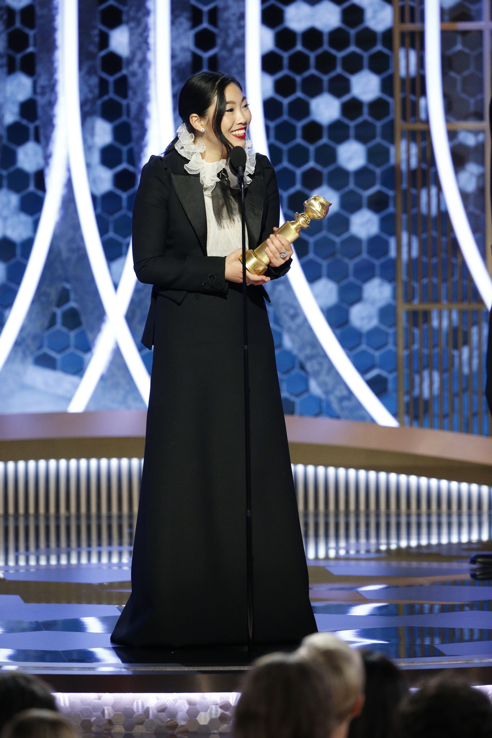 Акуафина получава "Златен глобус" за играта си в "Сбогуването" през 2020 г.