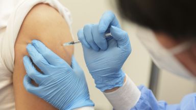 Чехия въвежда задължителна ваксинация за медици и полицаи