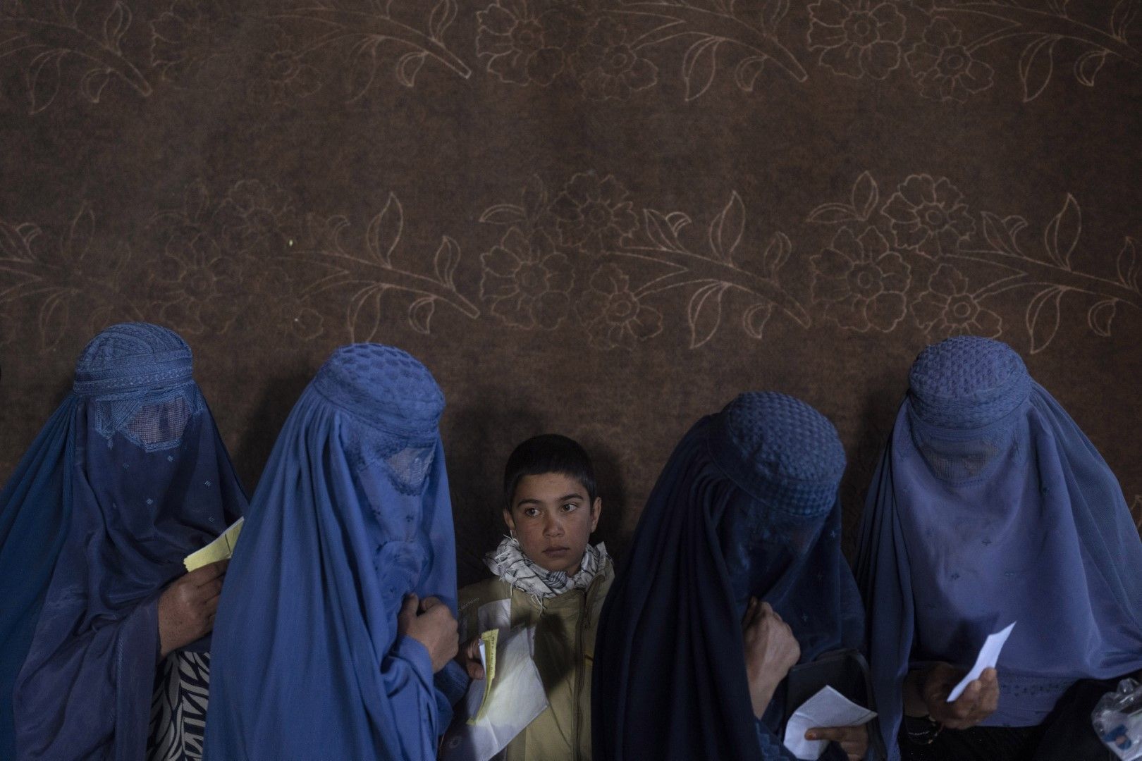 Афганистанки чакат на опашка за пари в Кабул. Раздаването е по програма на Световната организация по прехраната