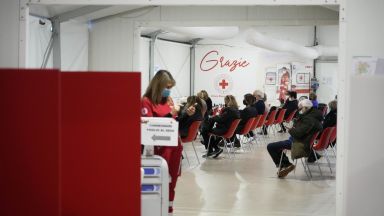 Специализирани следователи от италианската полиция заловиха около 280 неваксинирани служители