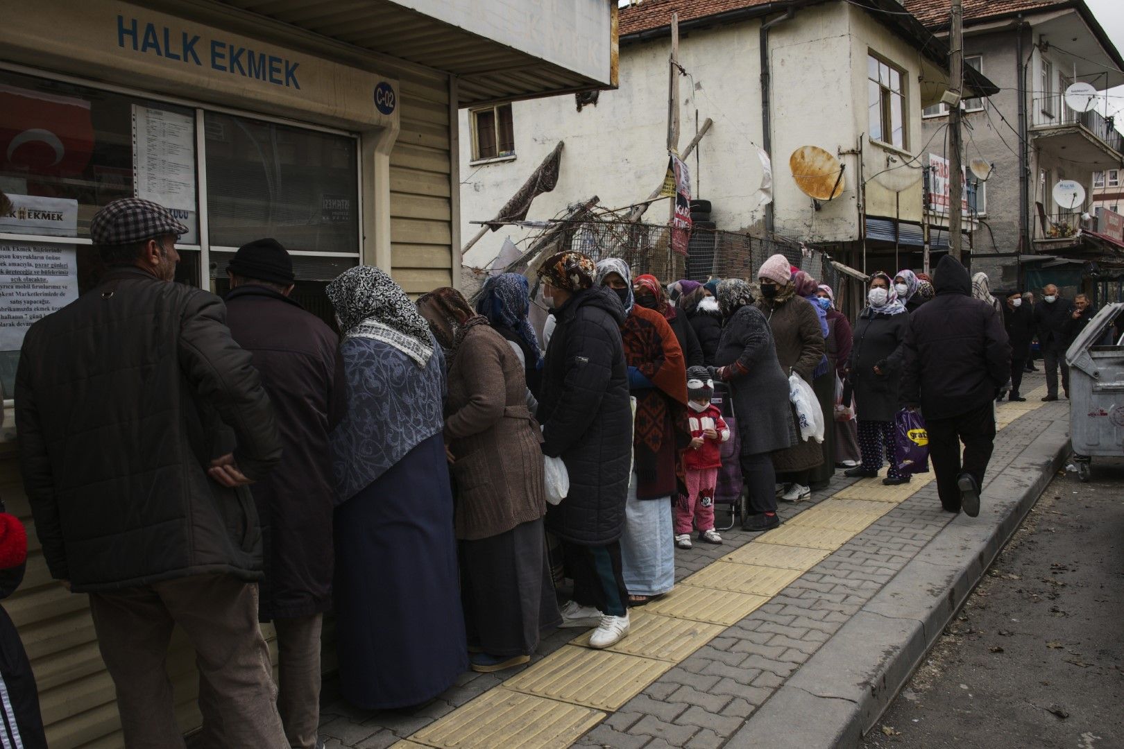 Хора се редят за хляб в предградие на Анкара