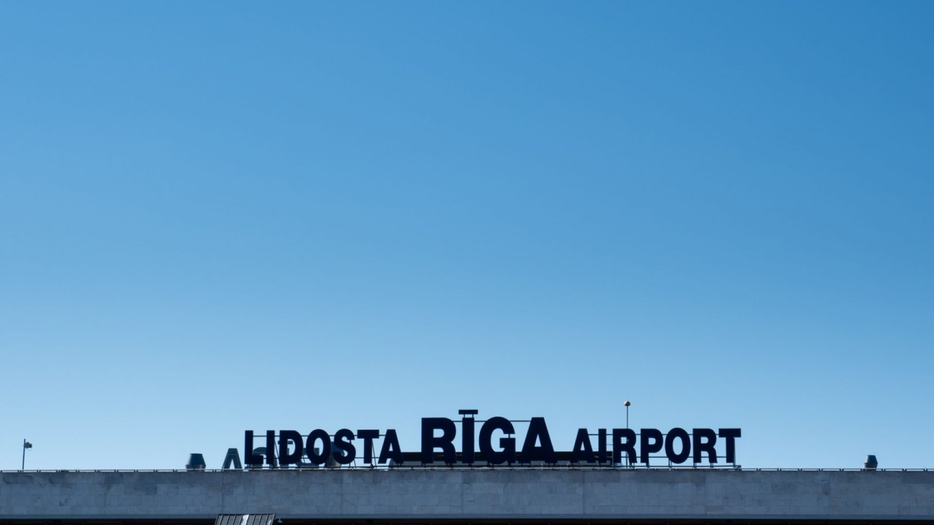 Снеговалеж предизвика инцидент със самолет в Рига 