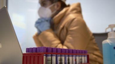 7034 са новите регистрирани случаи на заразени с коронавирус отчита