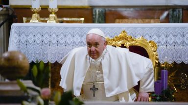 86 годишният свети отец беше откаран в римската болница Джемели вчера