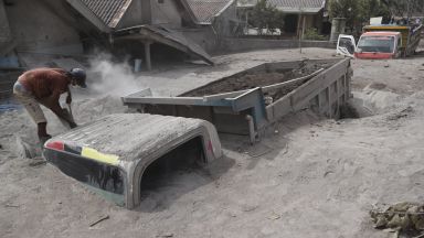 Броят на загиналите от изригването на вулкана Семеру на индонезийския