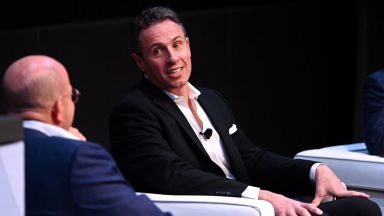 CNN уволни водещия на новините в телевизията Крис Куомо Причината е