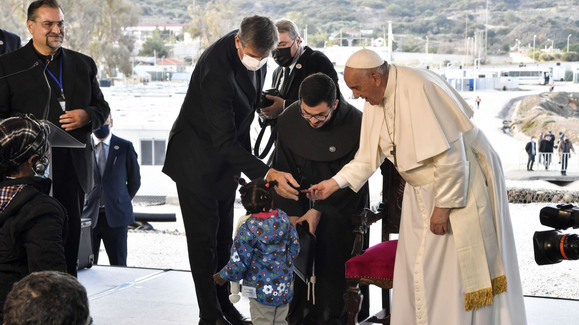 Папата към мигрантите на Лесбос: Тук съм, за да ви погледна в очите