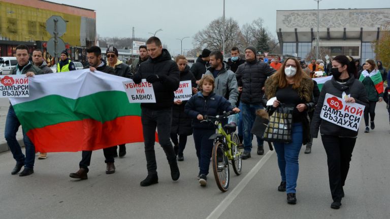 Жители на Димитровград протестираха срещу мръсния въздух днес. Организаторите съобщиха,