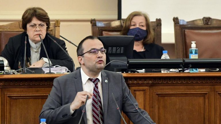 Все още Демократична България не е решила дали ще участва