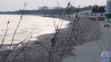 Верижна техника разкопава един от плажовете на Равда Това е