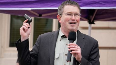 Американският конгресмен Томас Маси скандализира обществото след като публикува в