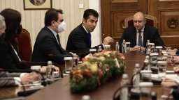 Кирил Петков внесе оставката на кабинета в НC, президентът започва консултации