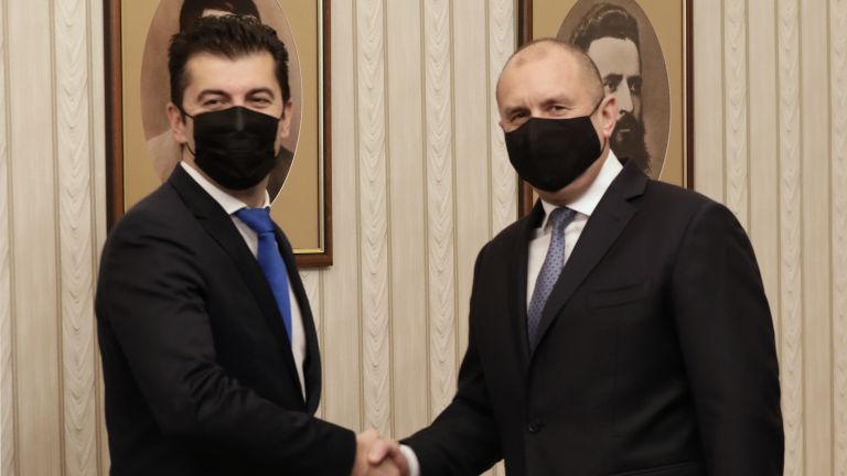 Президентът Румен Радев връчи мандат за съставяне на правителство на