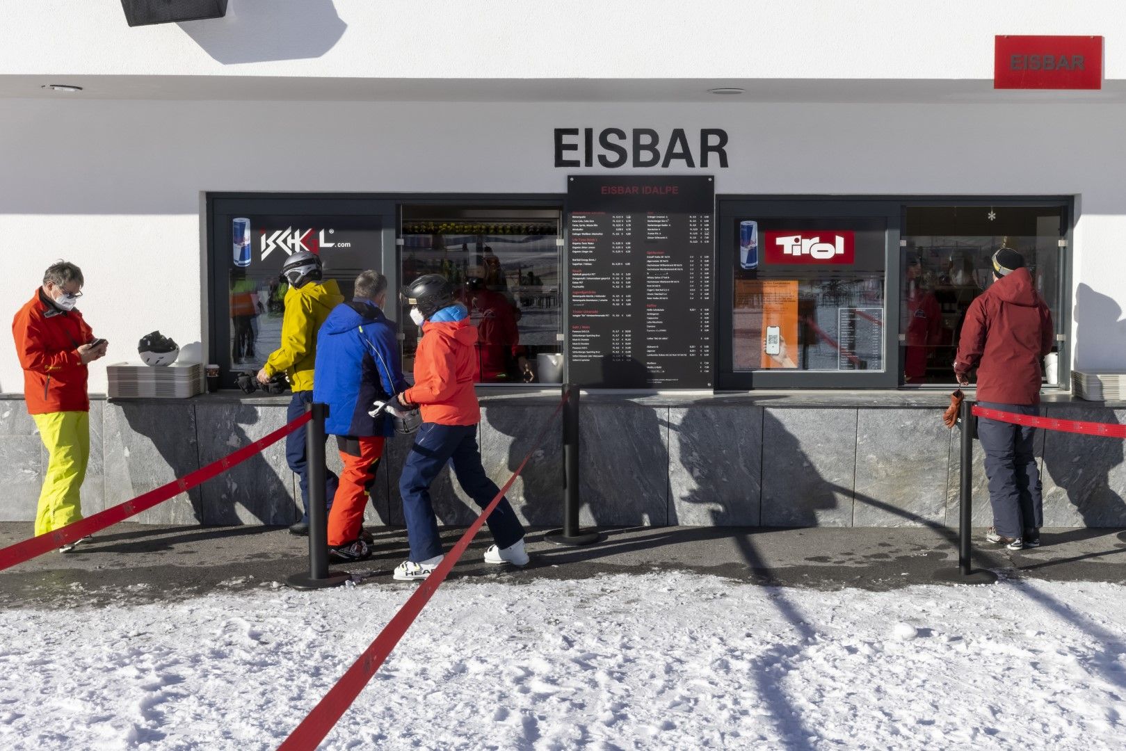 В австрийската част на ски зоната на Ишгъл работят едва няколко ресторанта и едно място за храна за вкъщи.