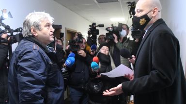 Полицаи запечатват сградата в която се помещава редакцията на вестник