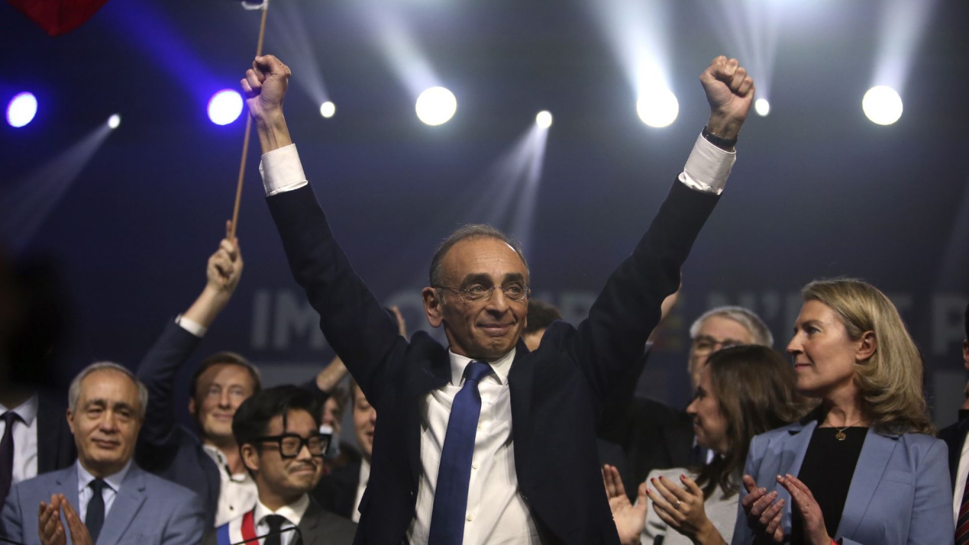 Нападнаха крайнодесния кандидат-президент на Франция на първия му митинг