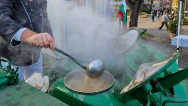 С военен ритуал по издигане на знамената на Община Бургас