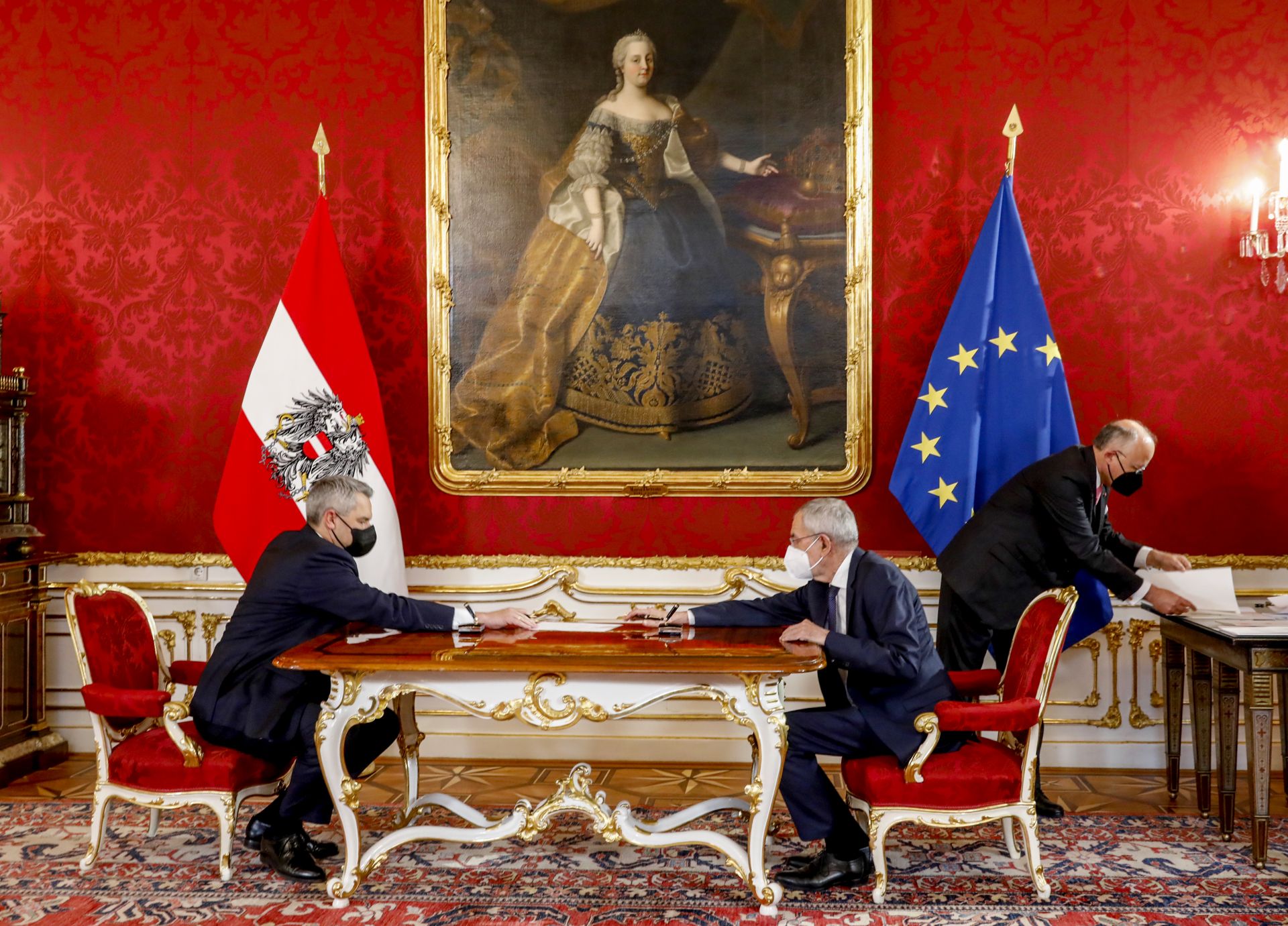 Новият канцлер на Народната партия Карл Нехамер, вляво, и австрийският президент Александър Ван дер Белен подписват документи по време на церемонията по полагане на клетва в двореца Хофбург във Виена