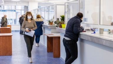 48 годишна жена е първата днес която е платила данъка за