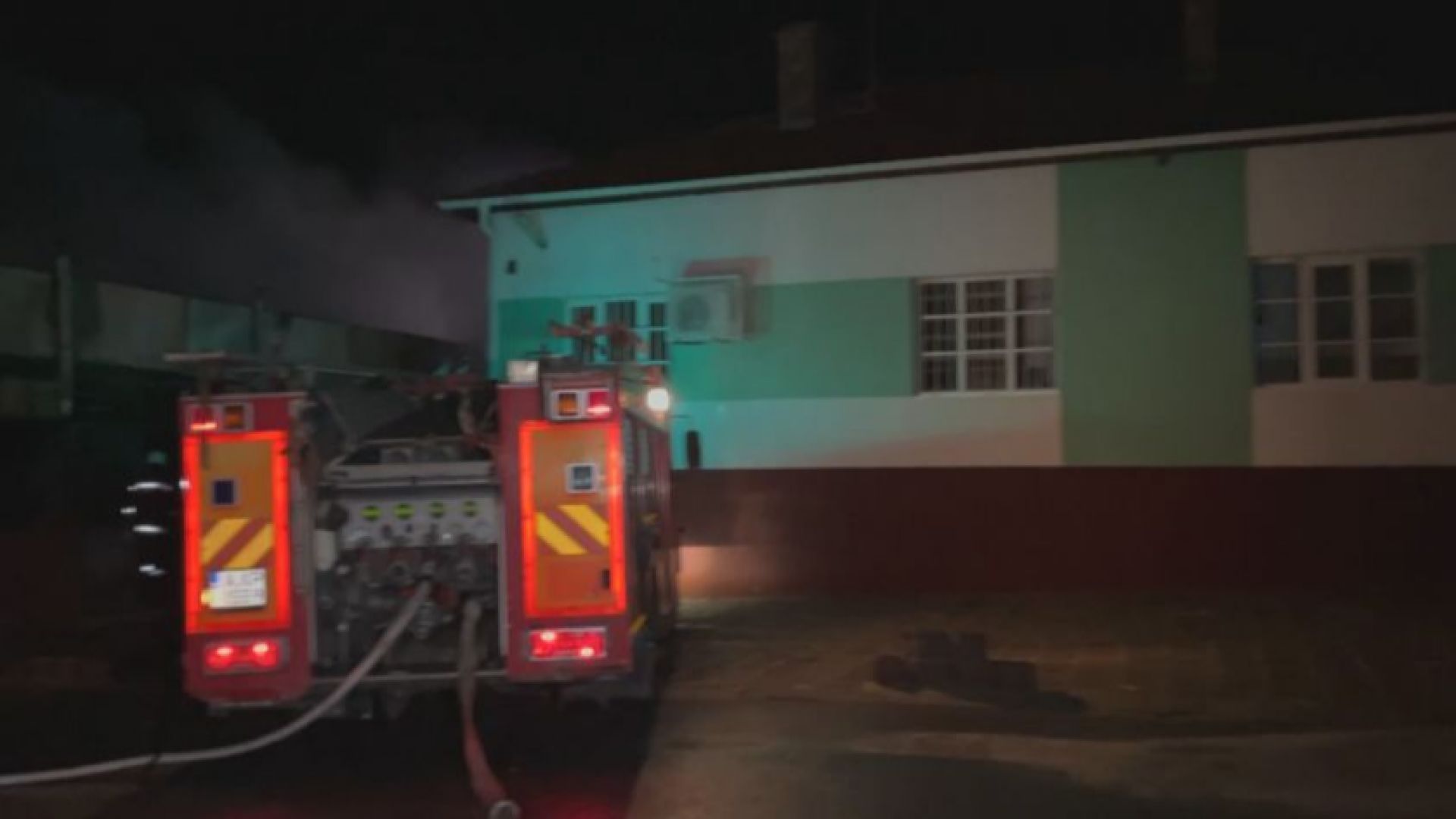 Пожар пламна в училище в Карнобат през нощта, изгоря физкултурният салон