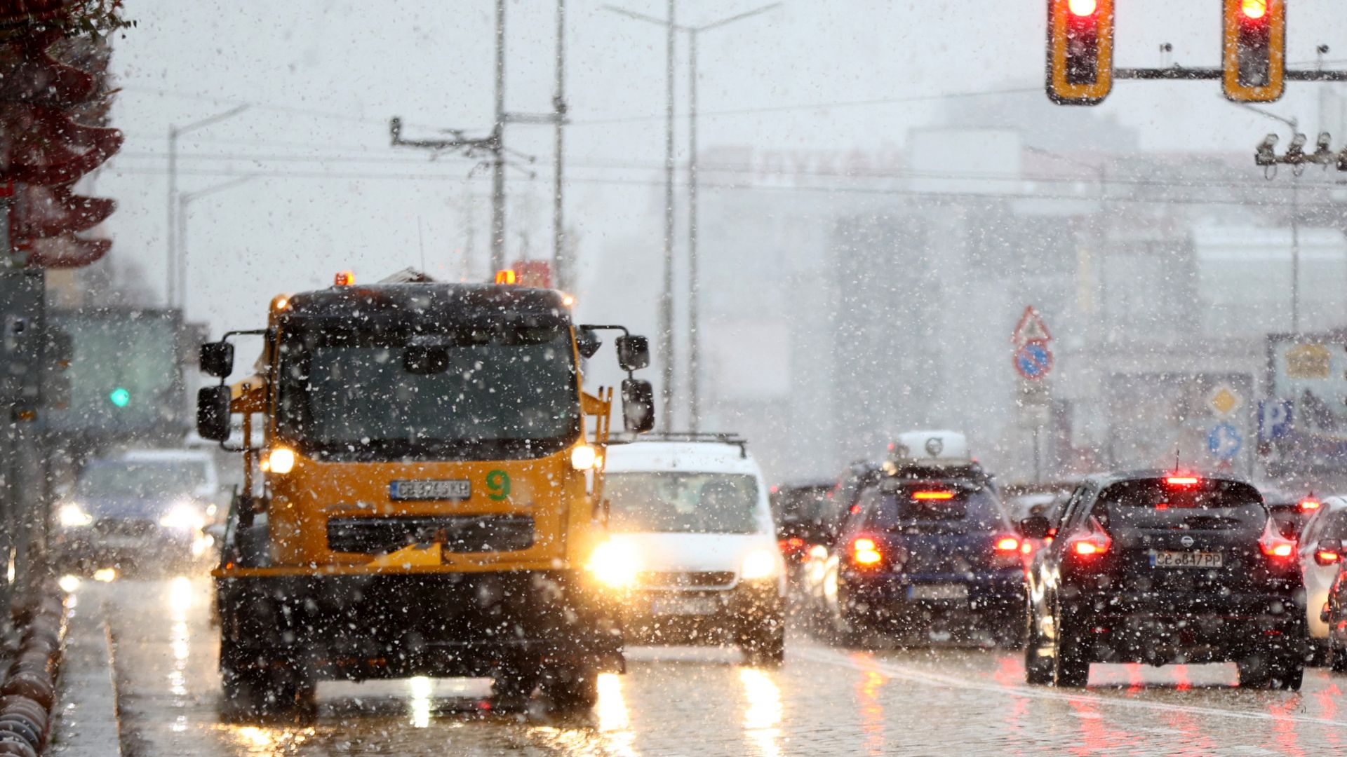Над 110 снегорина почистват пътищата в София (снимки)