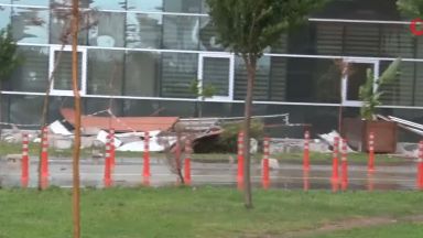 Буря изкорени дървета, отнесе покриви и надигна гигантски вълни в Анталия (видео)