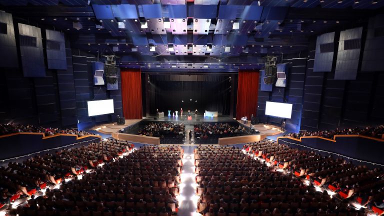Над 2000 души гледаха "Извънредно специално" на сцената в зала 1 на НДК  