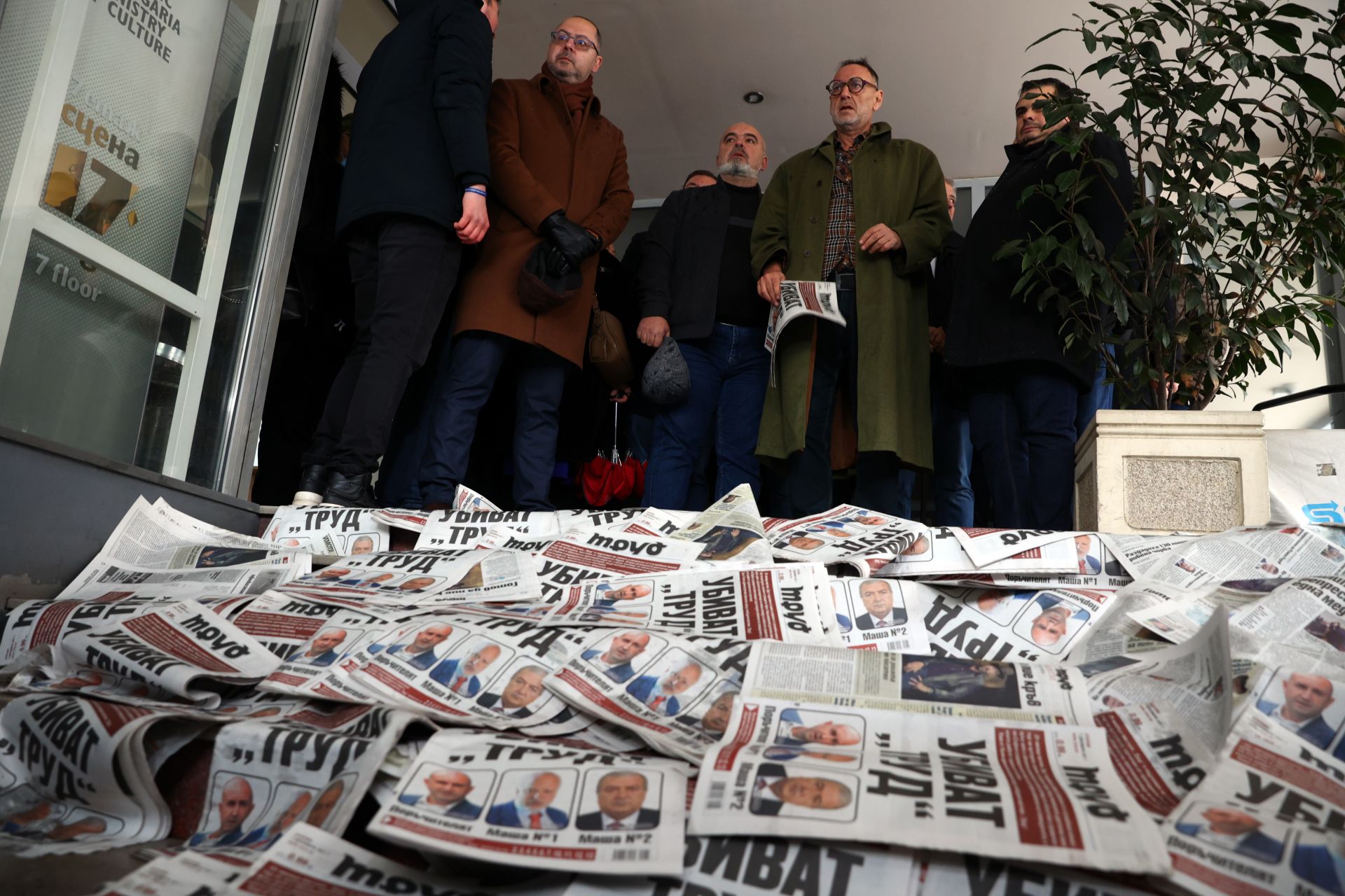 Членове и симпатизанти на ГЕРБ участваха в протест пред Министерството на културата по повод запечатването на редакцията на вестник "Труд". На снимката: Любен Дилов-син (вторият отдясно)