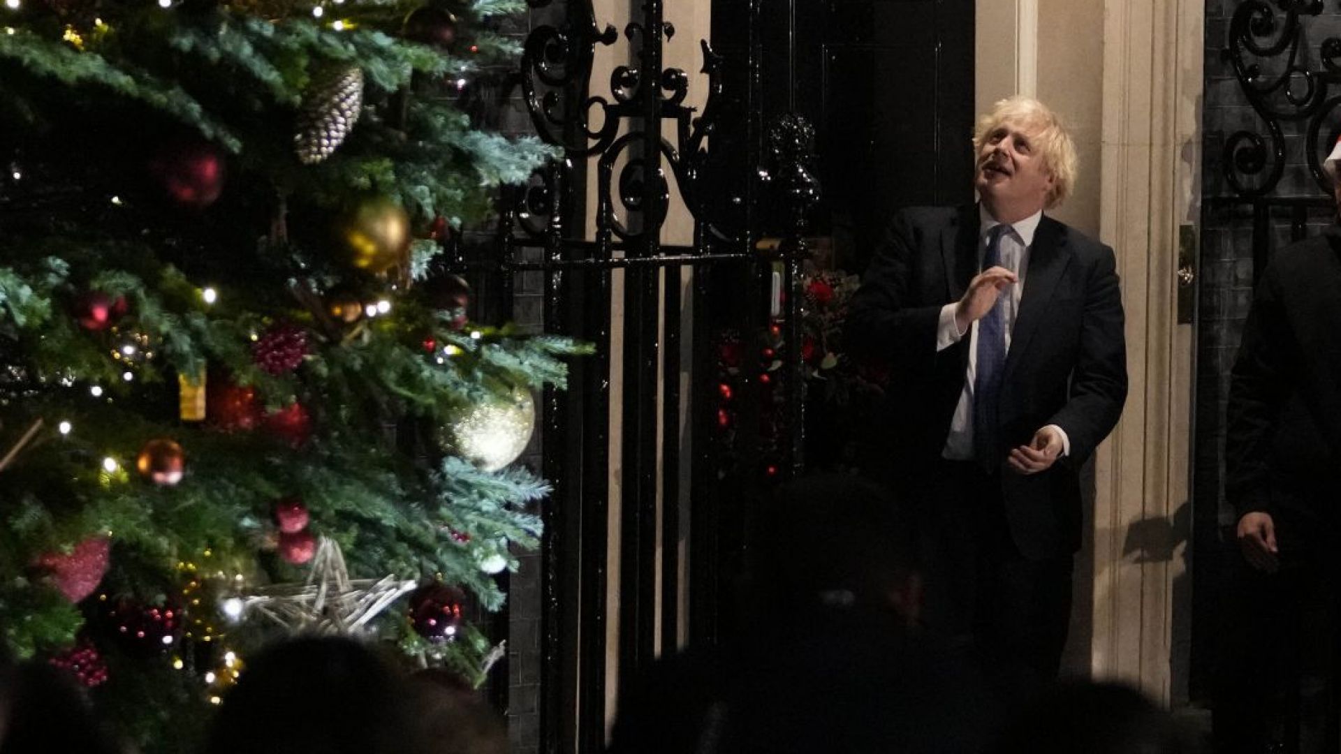 Британският премиер е изправен пред скандал заради коледно парти от 2020 г. (видео)