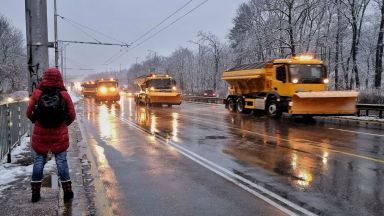 След продължителния 24 часов снеговалеж и последвалите от това проблеми по