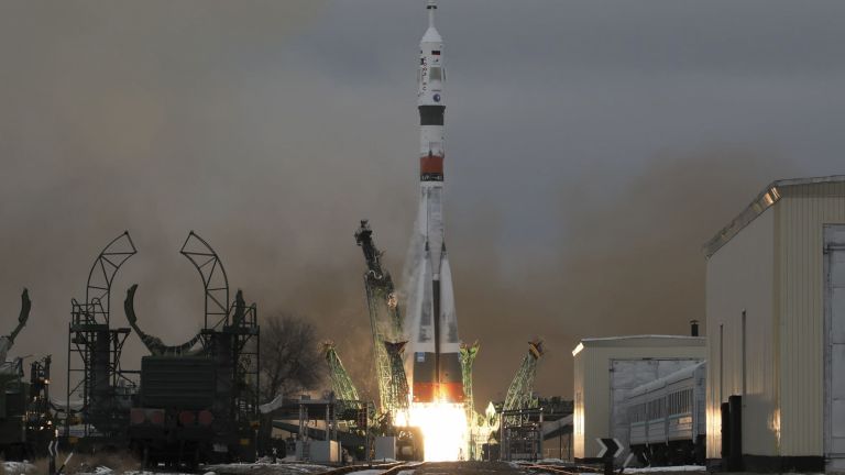 "Союз МС-22" изведе в орбита двама космонавти и американски астронавт (видео)