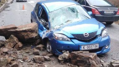 Скали паднаха върху движещ се автомобил с бременна жена и