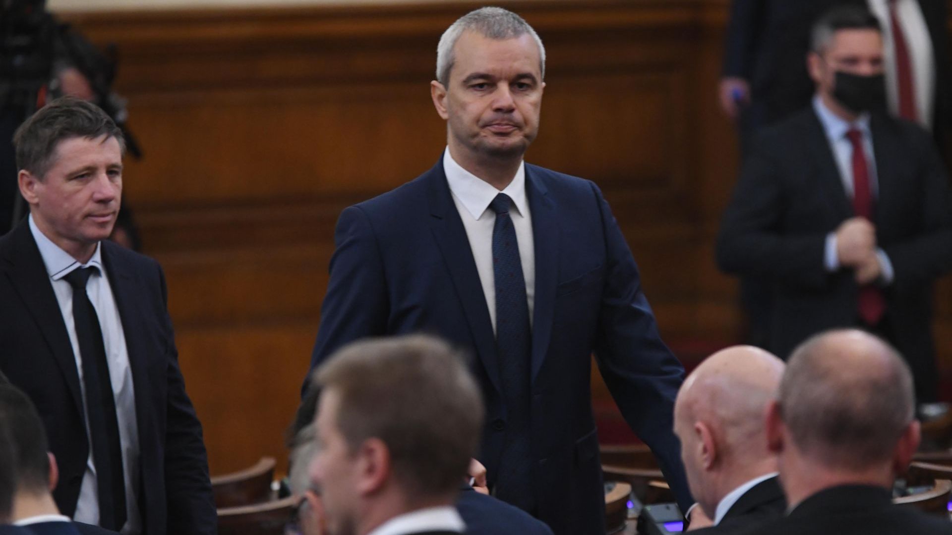 Костадинов заплаши да нахлуе в НС с избирателите си при сертификат за депутати