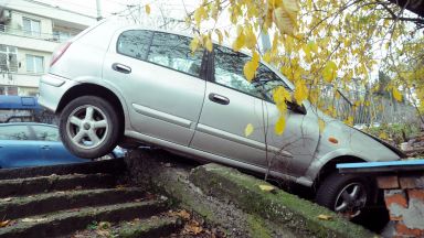 Кола надвисна над дере в Бургас след като е излязла