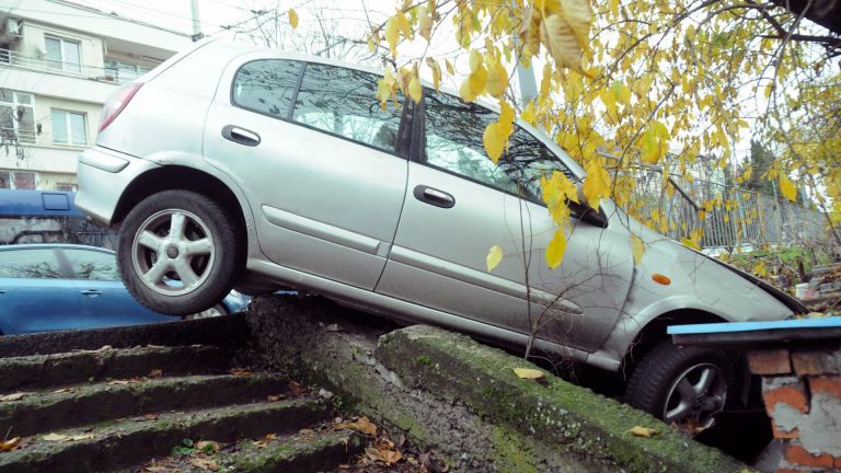 Кола надвисна над дере в Бургас, след като е излязла
