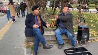 Анди Гарсия се наслаждава на уличен музикант в центъра на София (видео)
