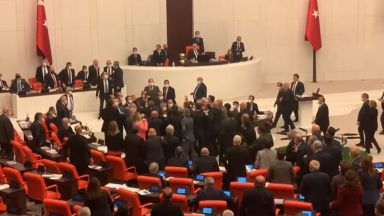 Депутати се сбиха в турския парламент (видео)