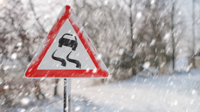 Пътят между Велинград и Разлог е временно затворен заради катастрофа,