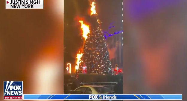 Подпалиха коледната елха на телевизия "Фокс нюз" (видео)