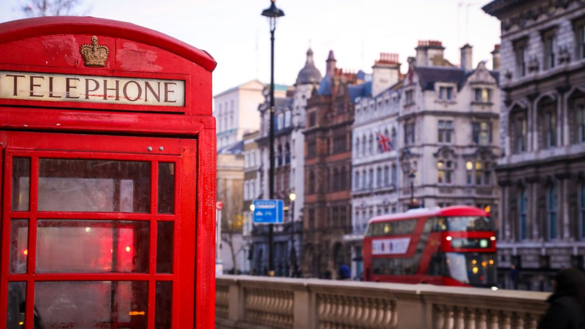 Какво ще се случи с емблематичните телефонни кабини във Великобритания?