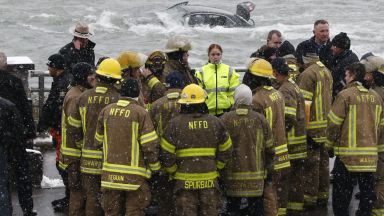Жена на около 60 години бе открита мъртва в колата