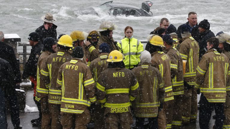 Жена на около 60 години бе открита мъртва в колата