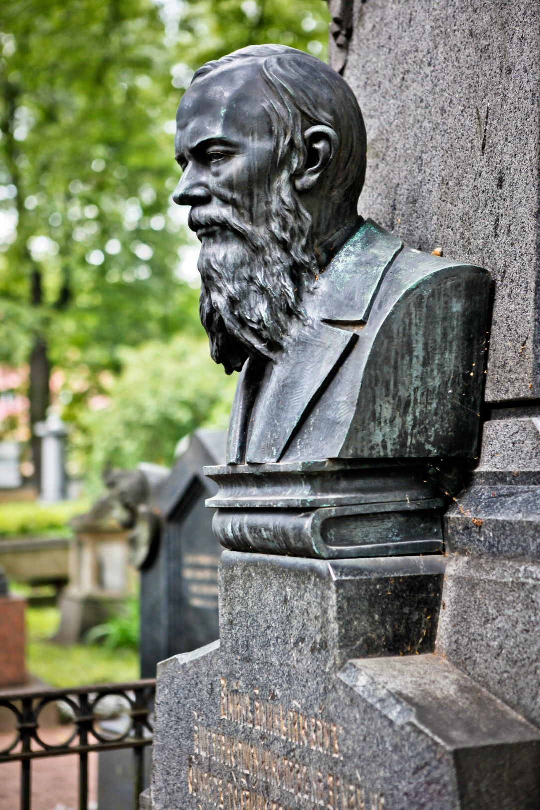 Бюст на Достоевски на гроба му в Тихвинското гробище