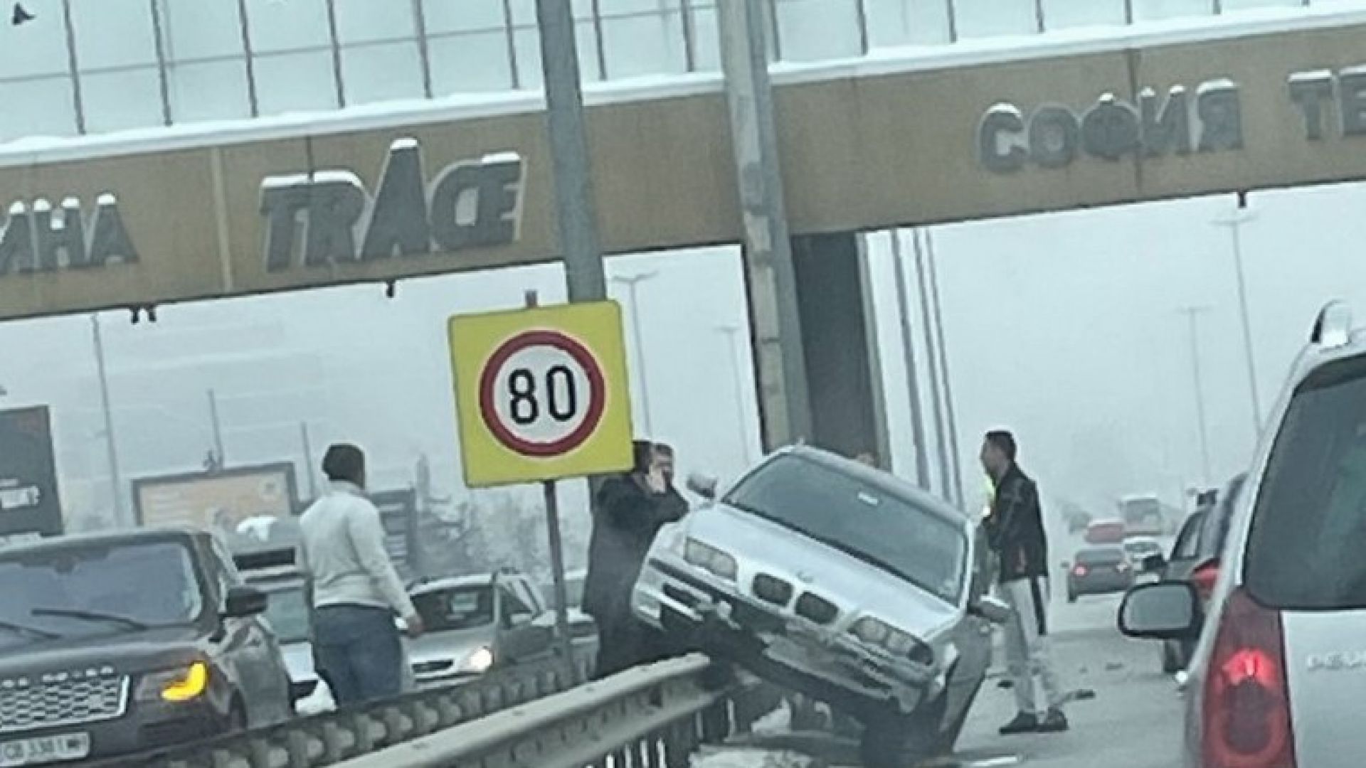 Кола "яхна" мантинела на Цариградско шосе
