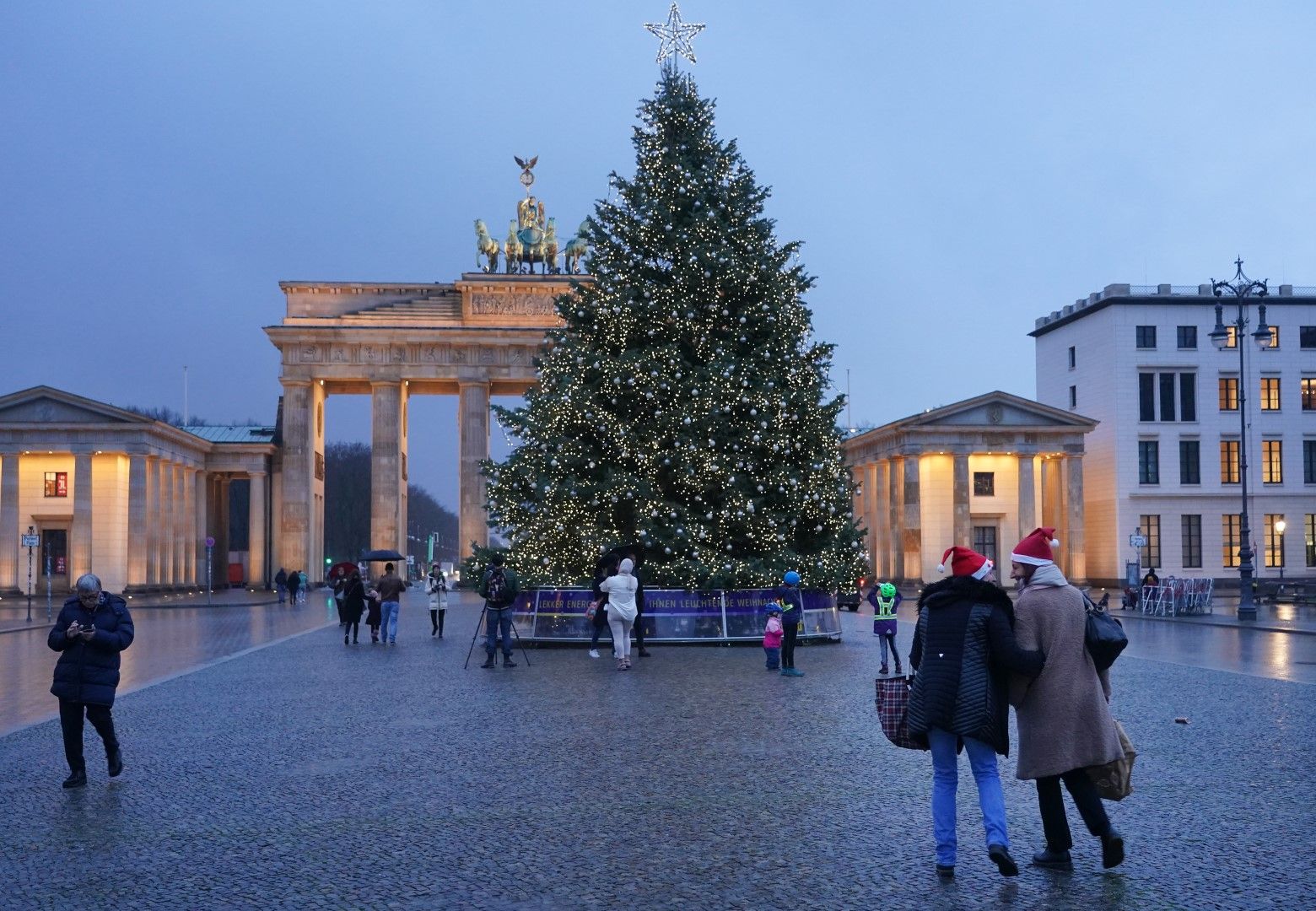 Коледната елха пред Бранденбургската врата в Берлин