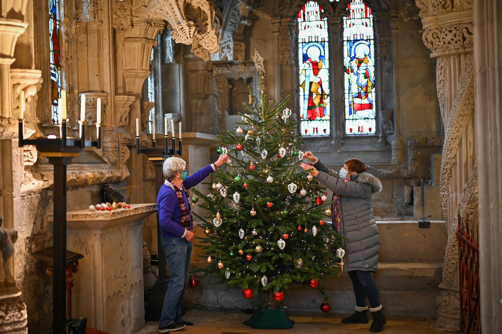 Служители слагат последни акценти върху елхата в Рослинския параклис в Шотландия