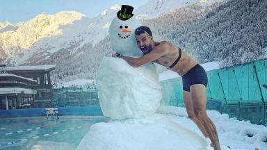 Жега посред зима: Григор Димитров без дрехи в заснежените Френски Алпи 